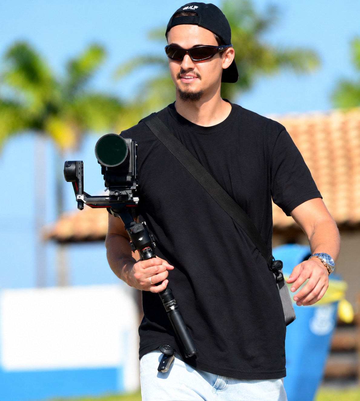 Cinegrafista da equipe Vinitec Filmes com estabilizador